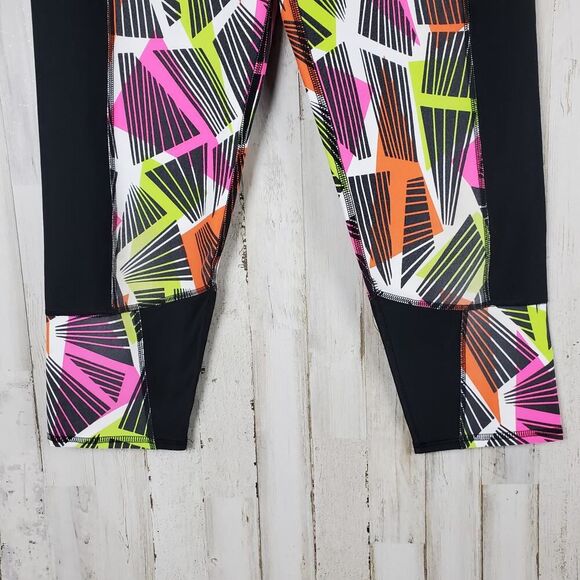 Fabletics Powerhold Capri Leggings Black Tribal Geo Print Size Large - Picture 5 of 10